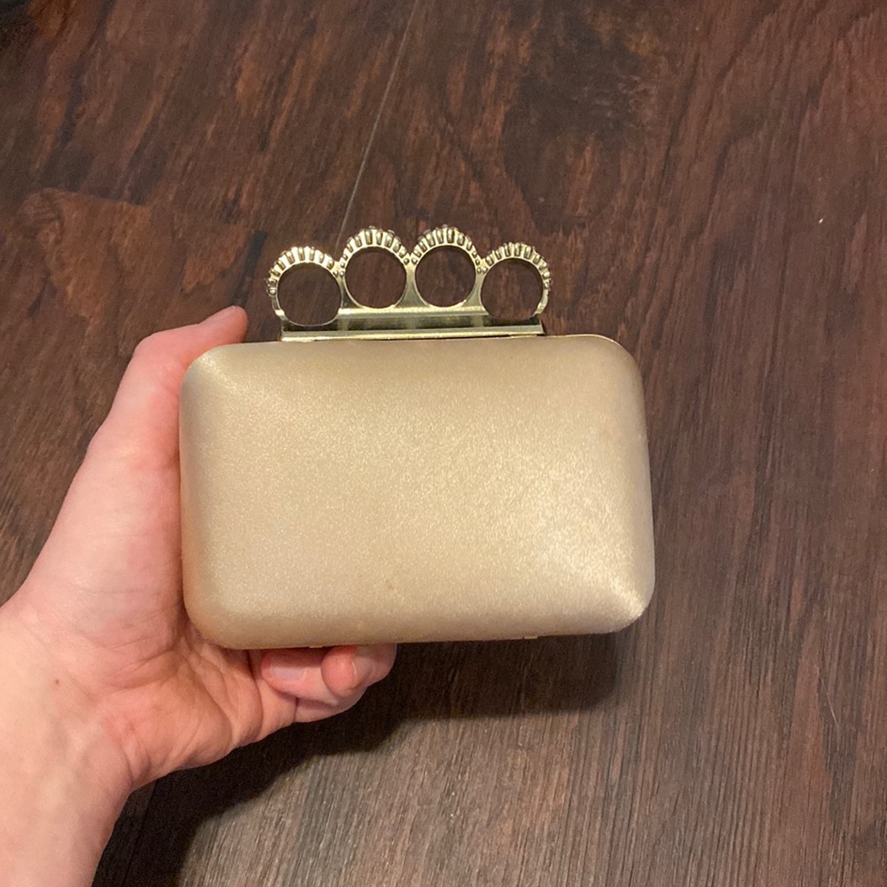 Knuckle bag